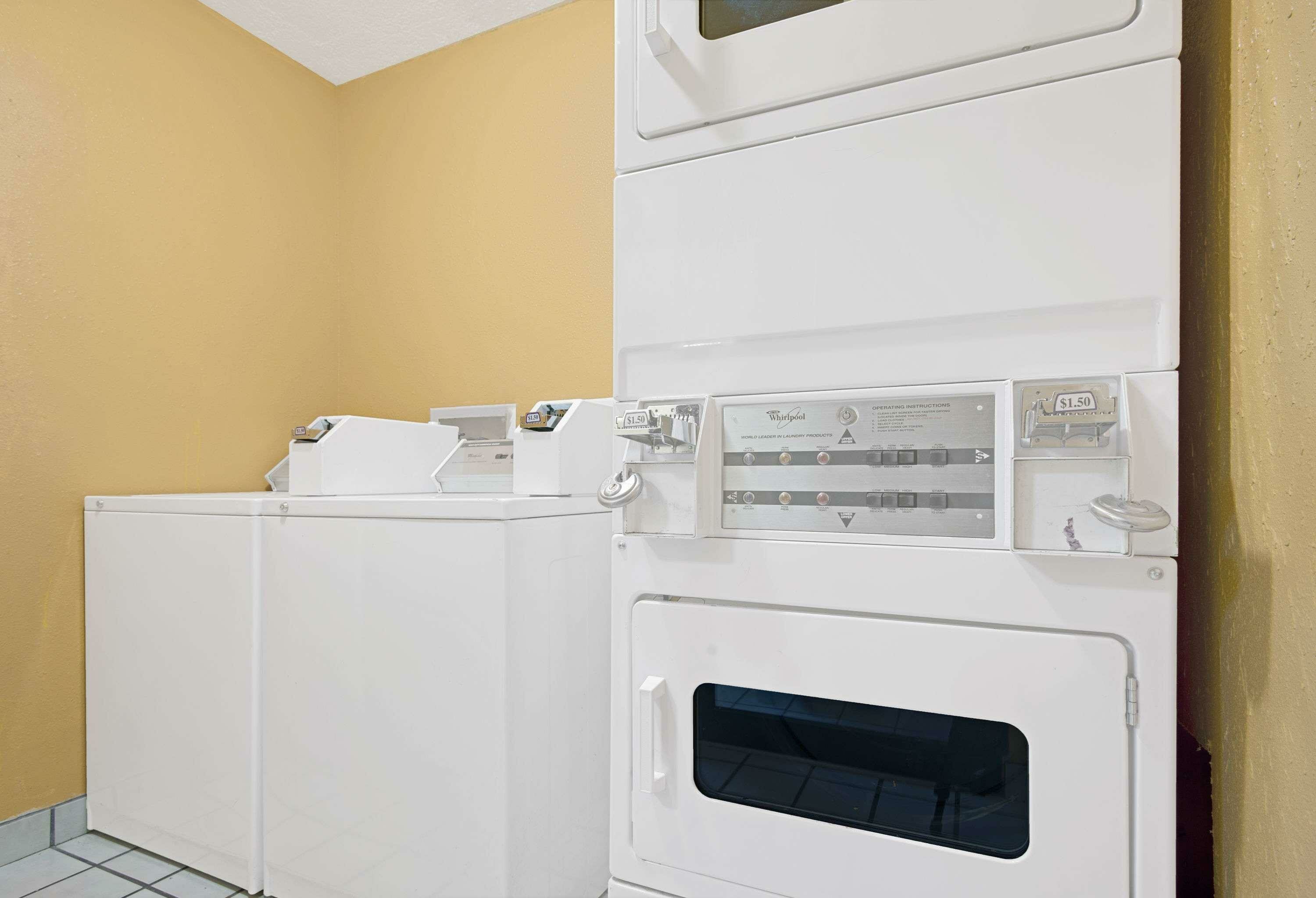 Фото Days Inn by Wyndham East Albuquerque