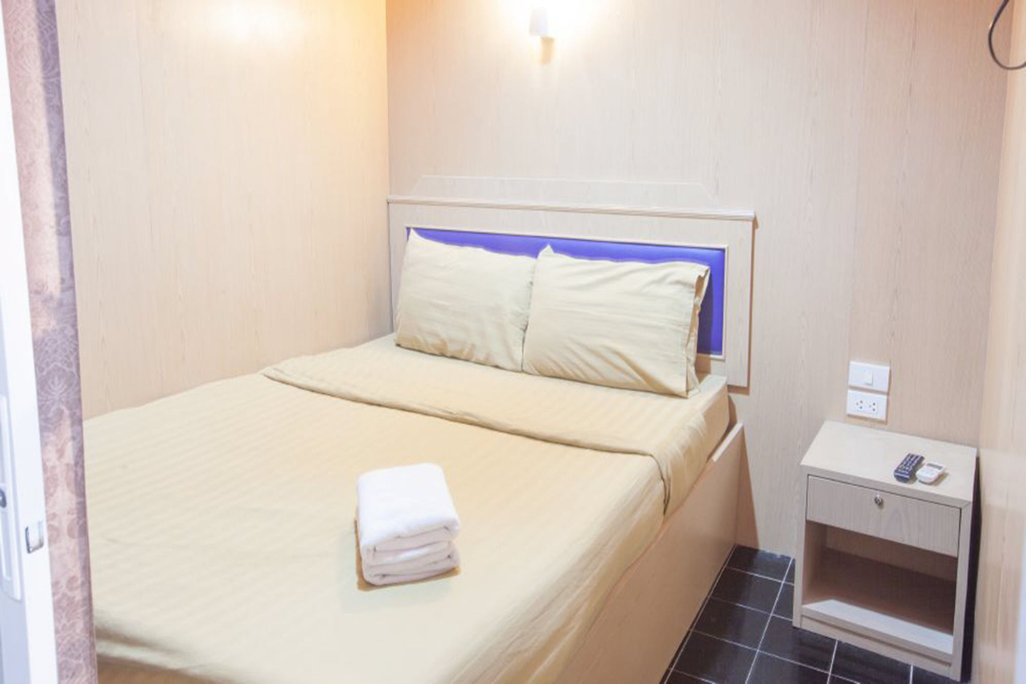 Фото Home Place Hotel