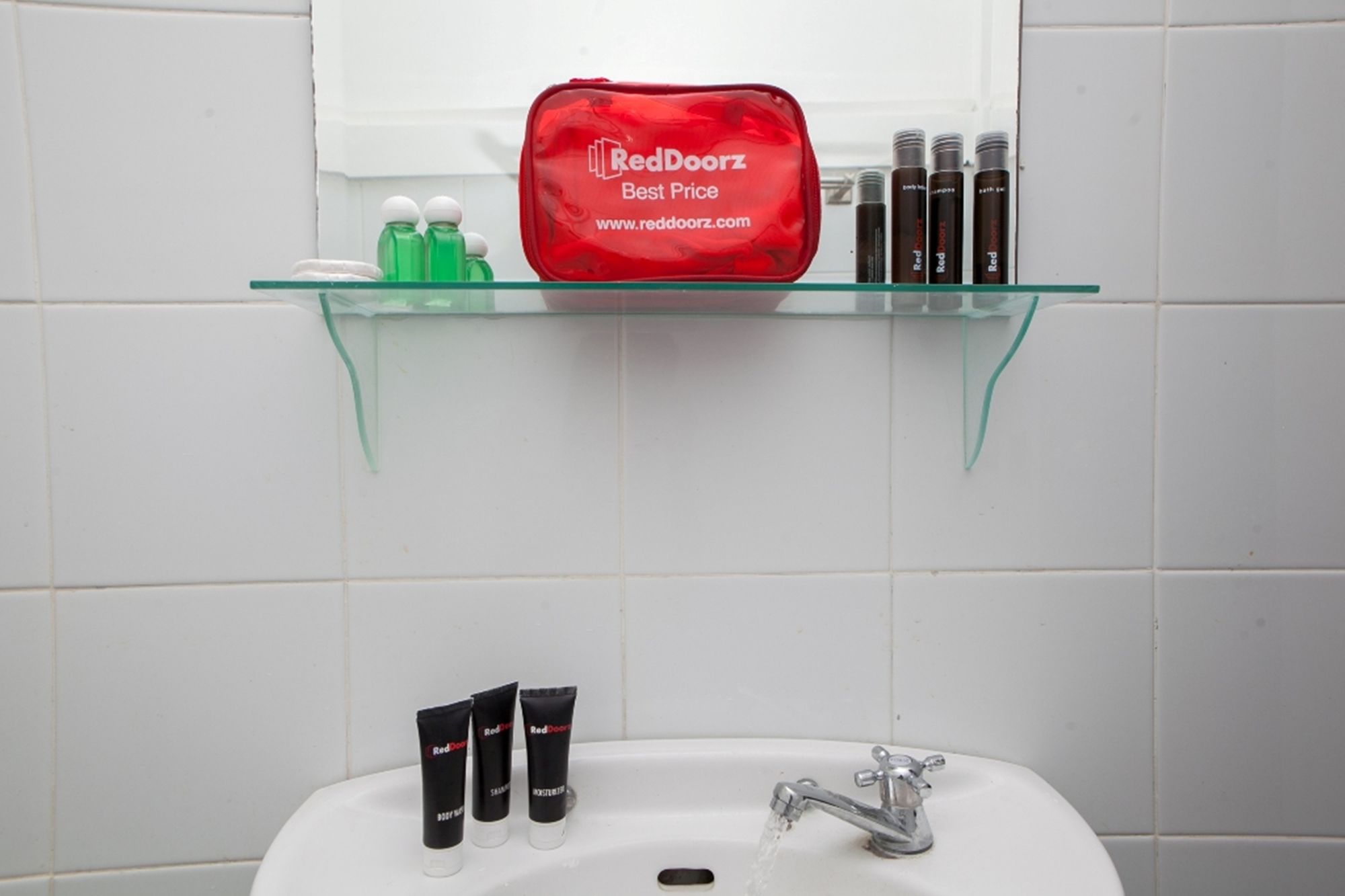 Фото RedDoorz Plus near Sukajadi 2