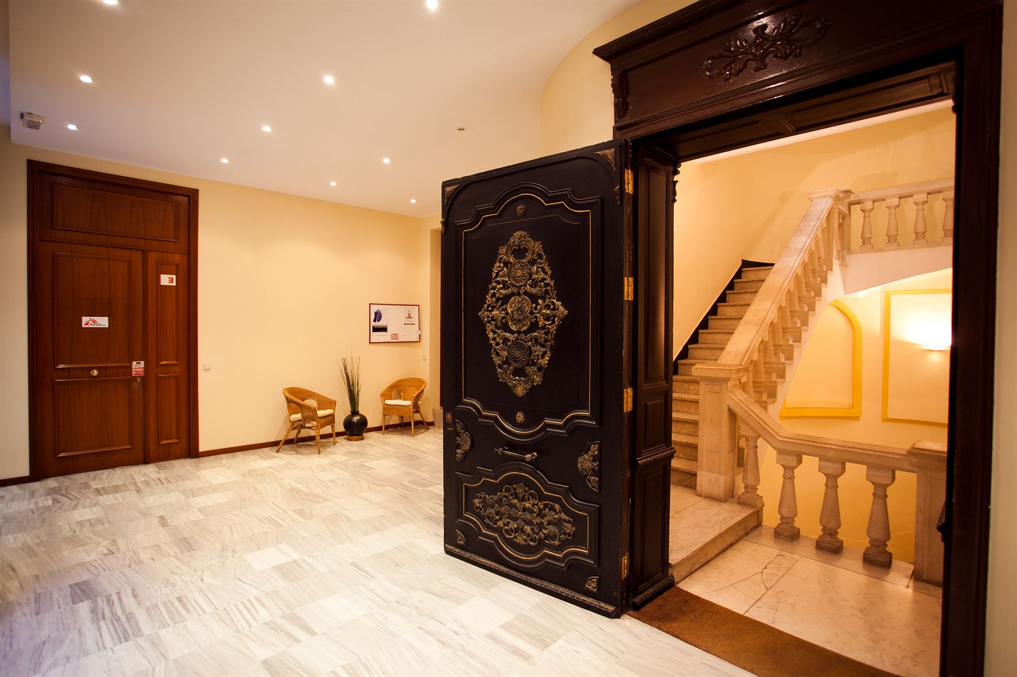 Фото Las Ramblas Pasaje Bacardi Apartments