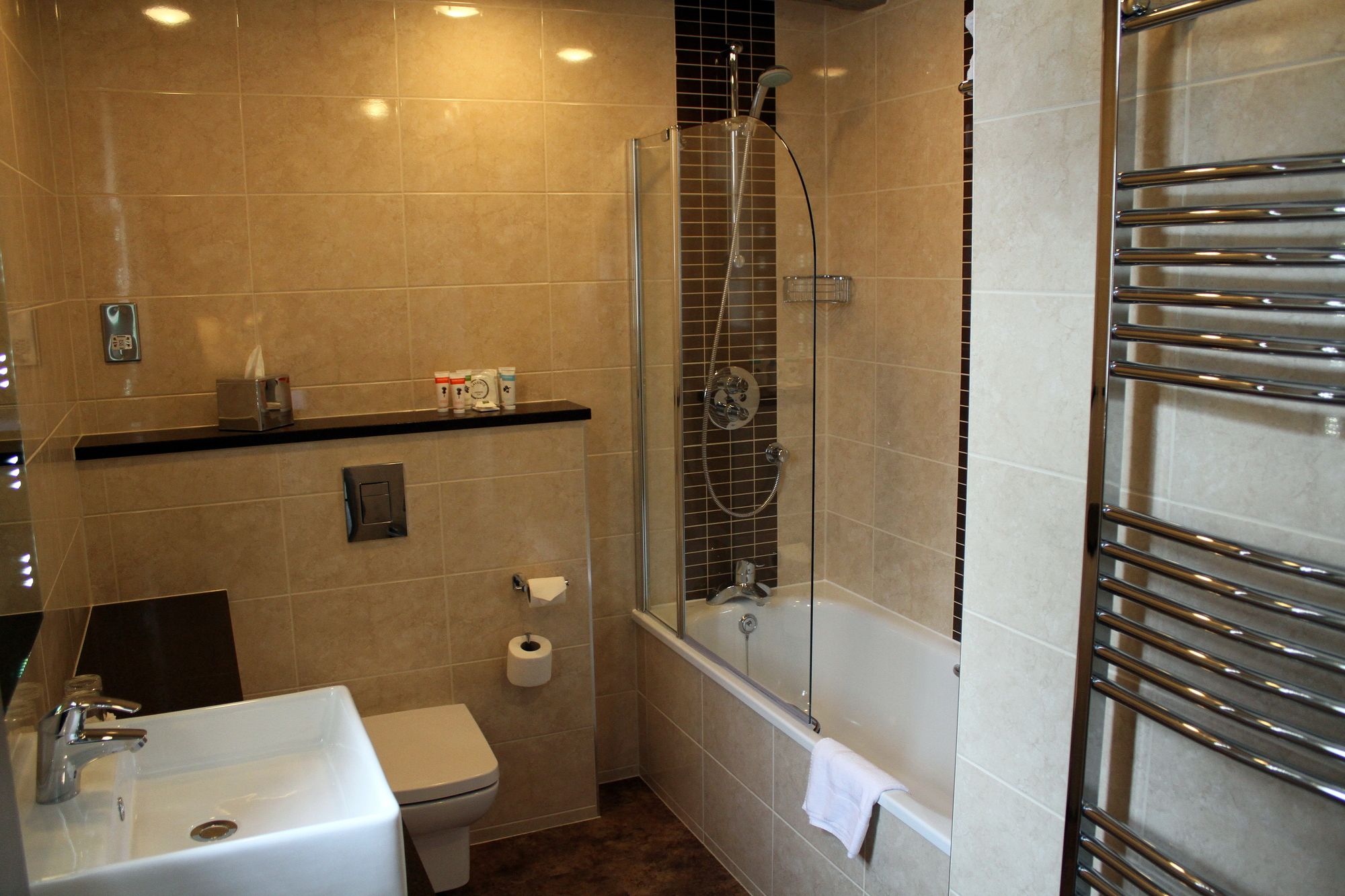 Фото Legacy Rose & Crown Hotel