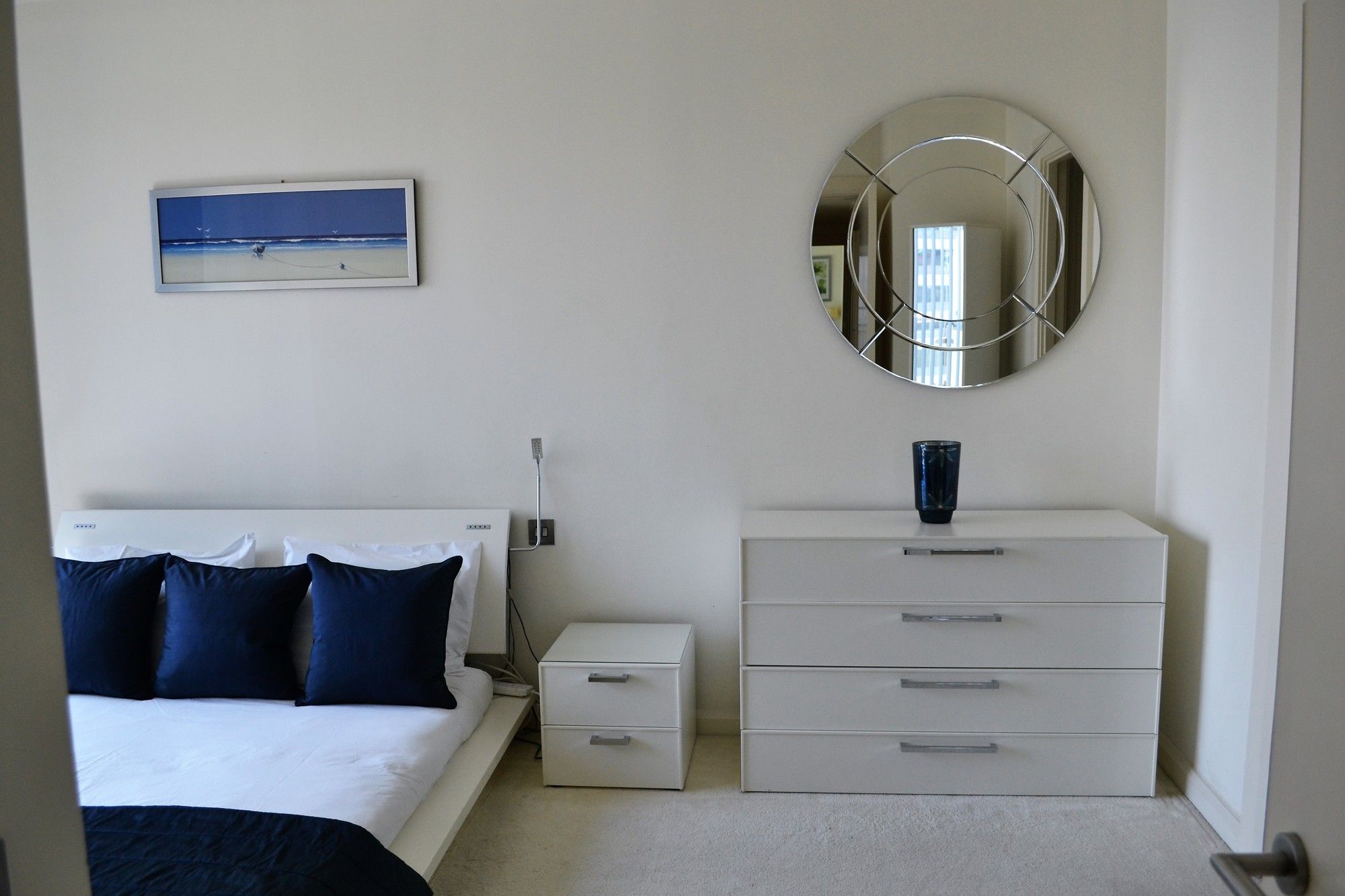 Фото Canary Wharf Waterfront Apartments