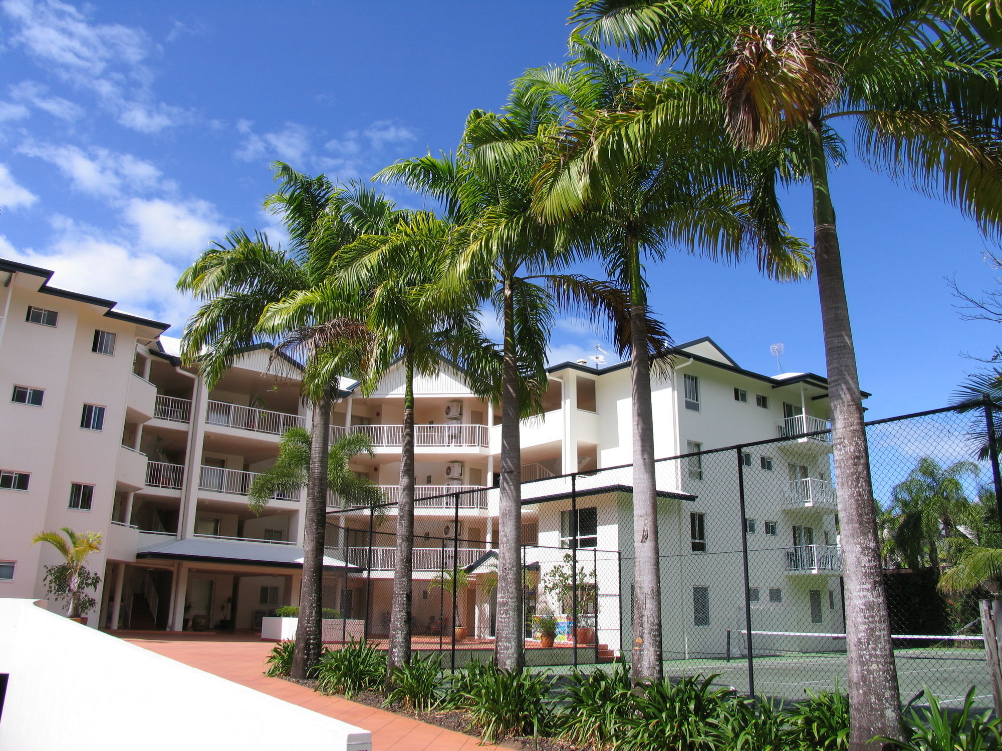 Фото Golden Sands Beachfront Apartment Resort