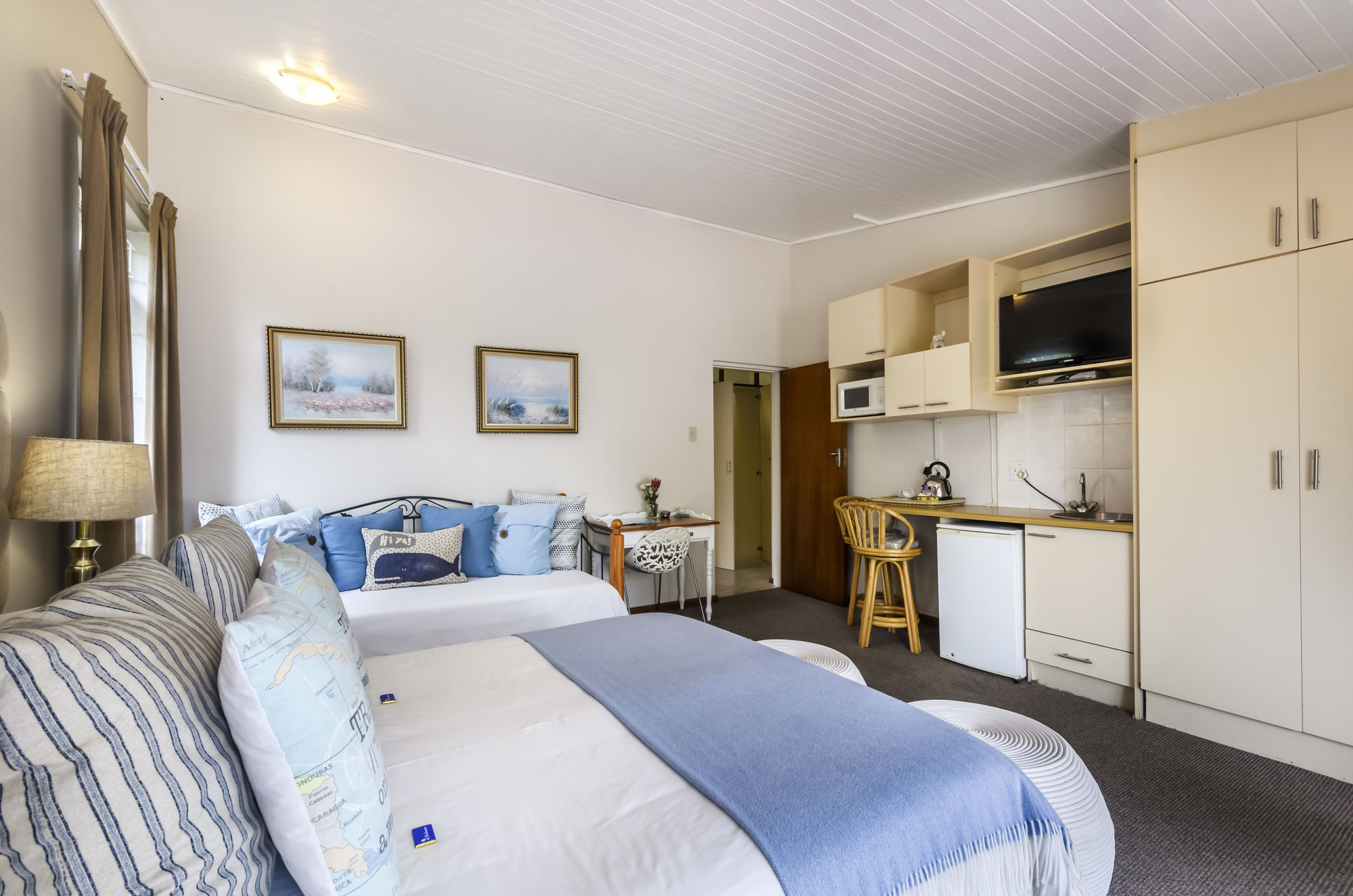 Фото Admiral's Lodge Guest House B & B