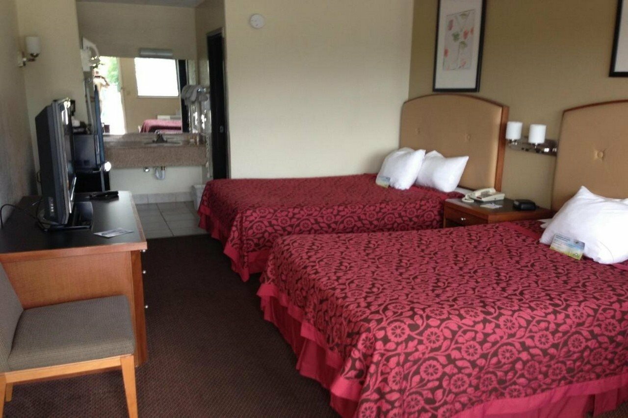 Фото Days Inn by Wyndham Cloverdale Greencastle