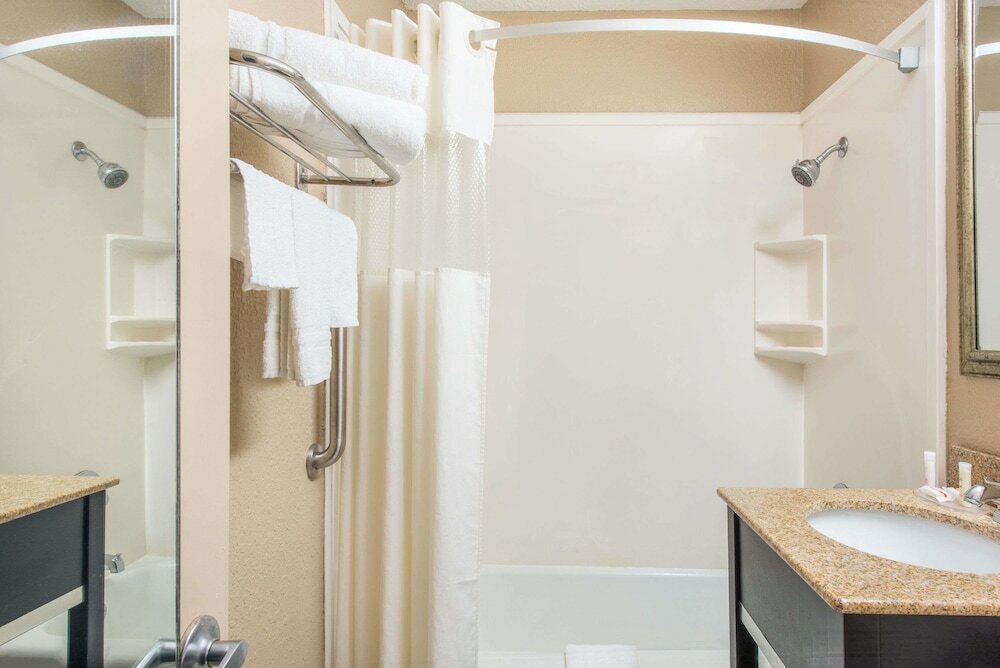 Фото Howard Johnson by Wyndham Historic Lake Charles