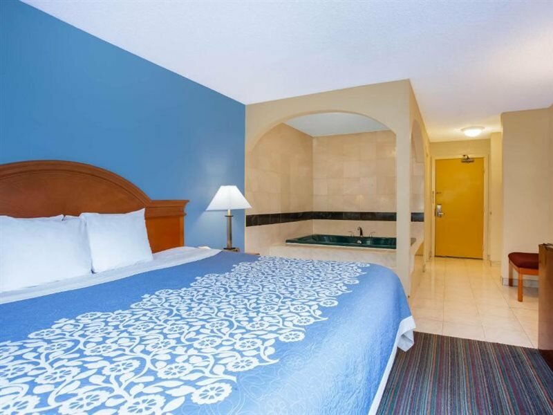 Фото Days Inn by Wyndham Runnemede Philadelphia Area