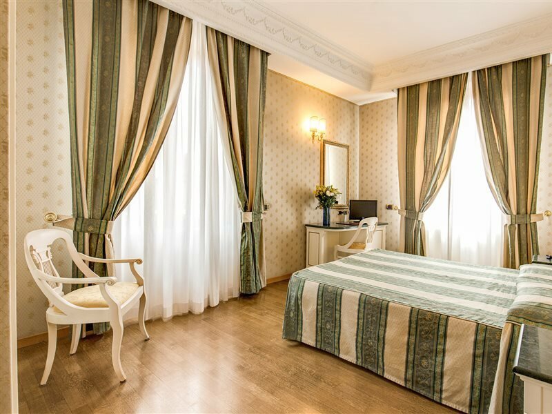 Фото Hotel La Lumiere di Piazza di Spagna