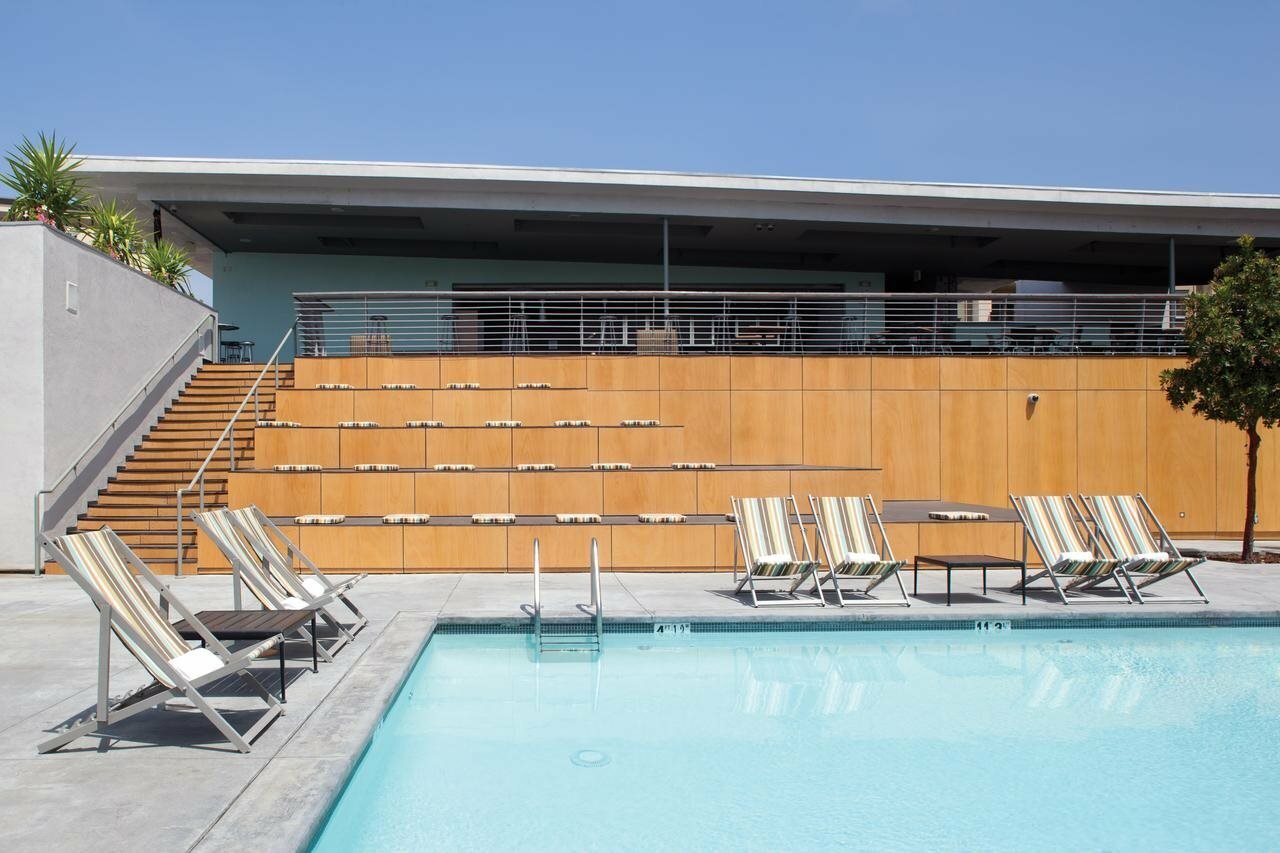 Фото June West La