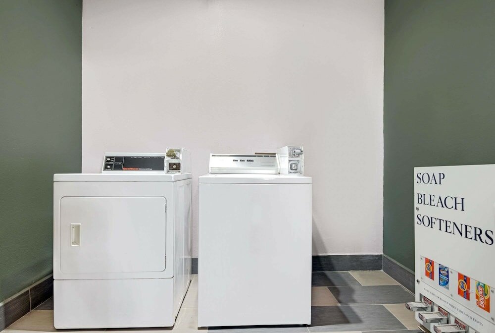 Фото Super 8 by Wyndham Kansas City