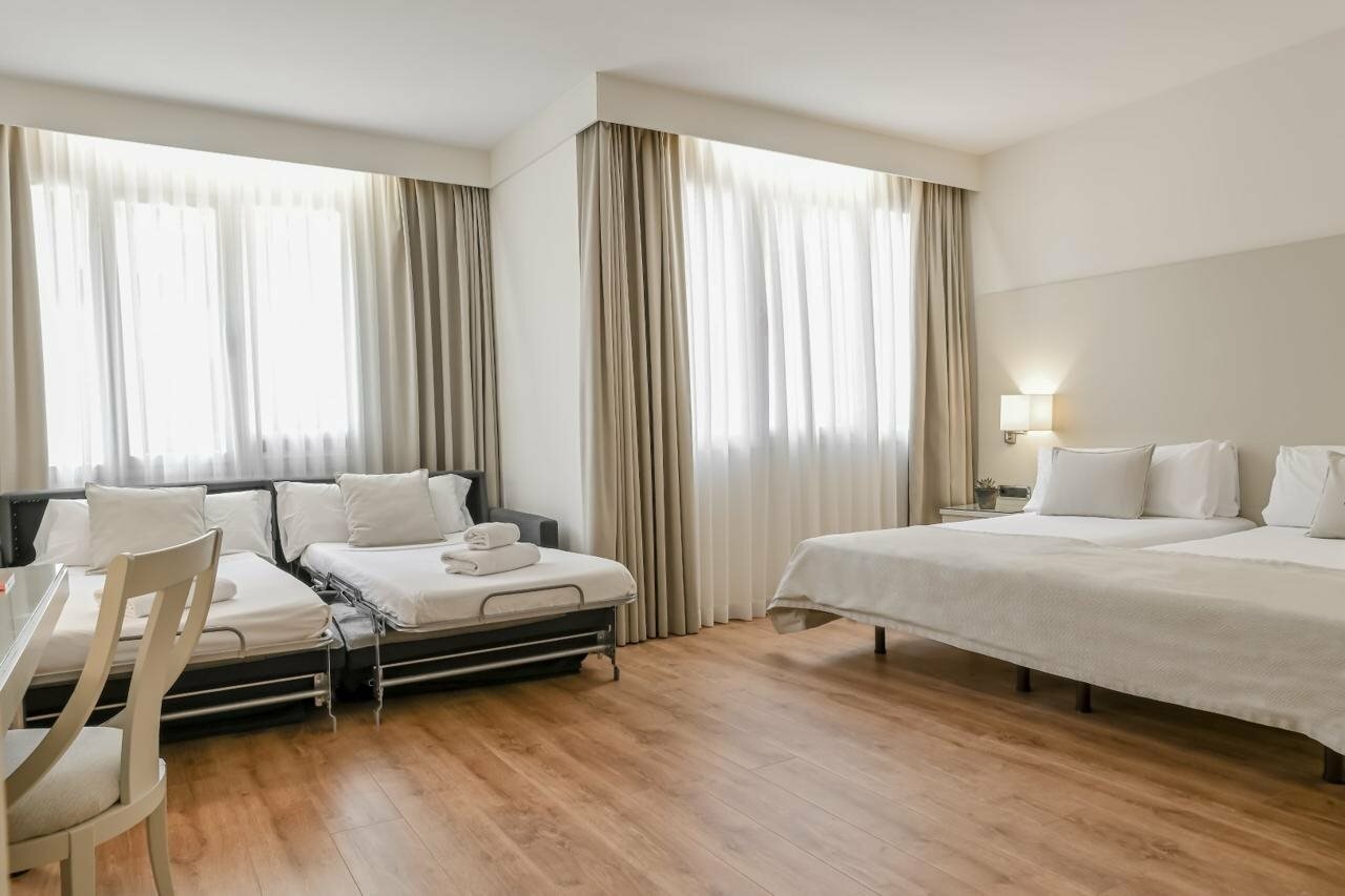 Фото Aparthotel Mariano Cubi Barcelona