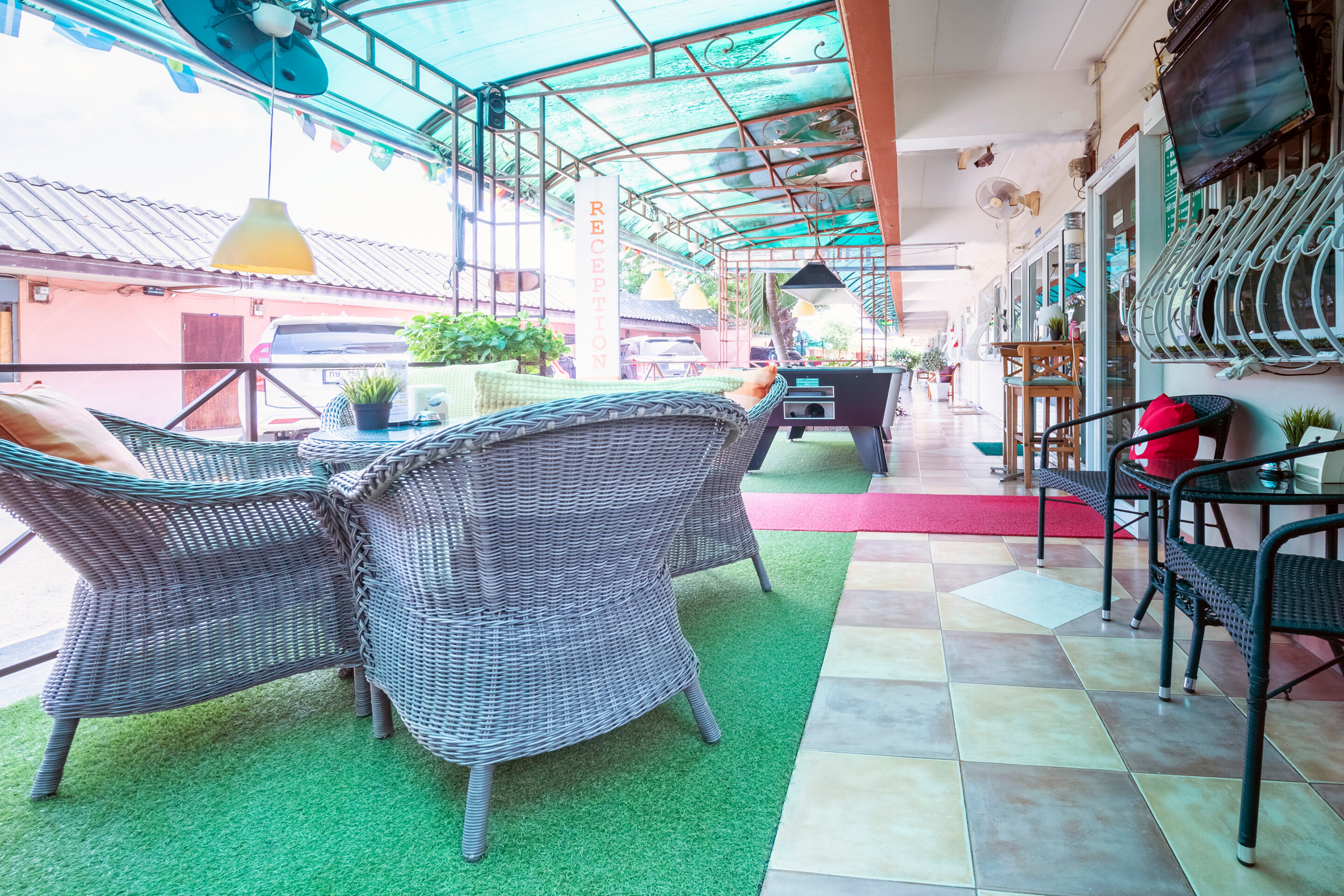 Фото Oyo 838 Aromdee Apartment