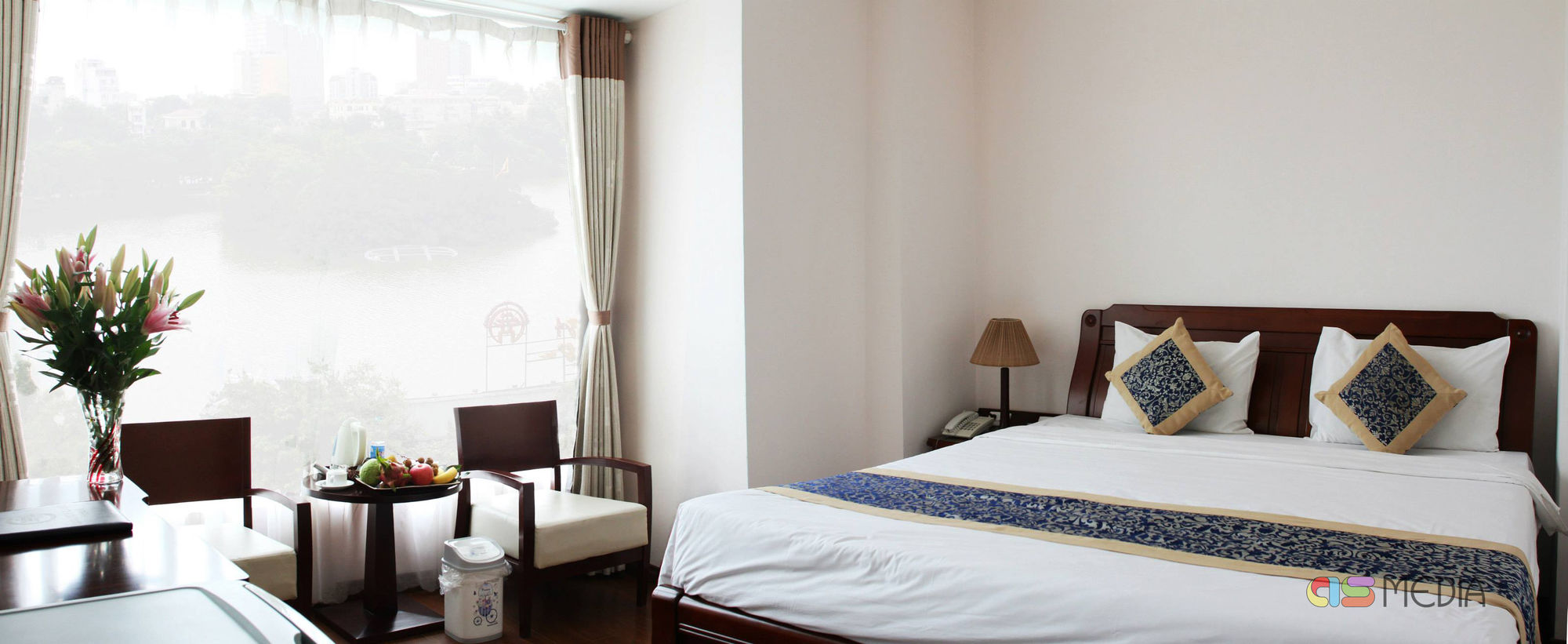 Фото Lakeside Palace Hotel