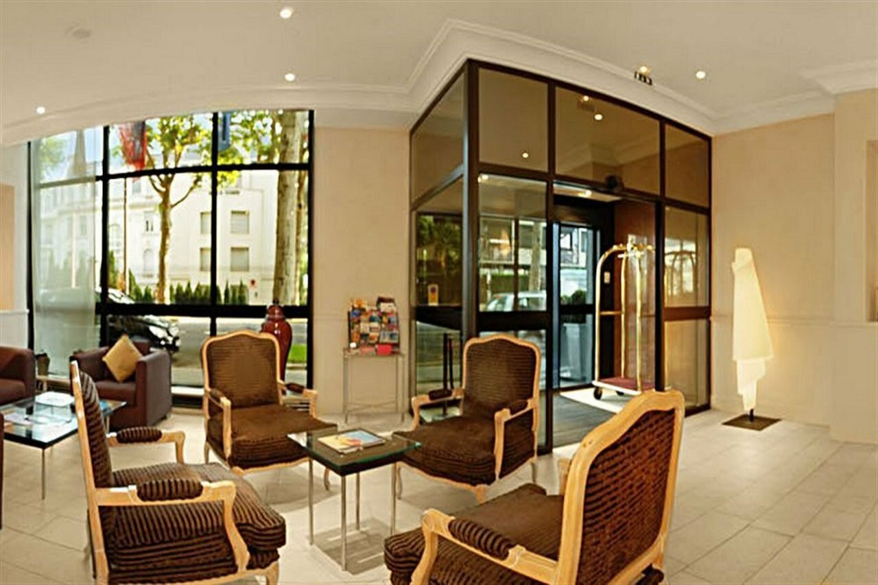 Фото Warwick Reine Astrid Lyon