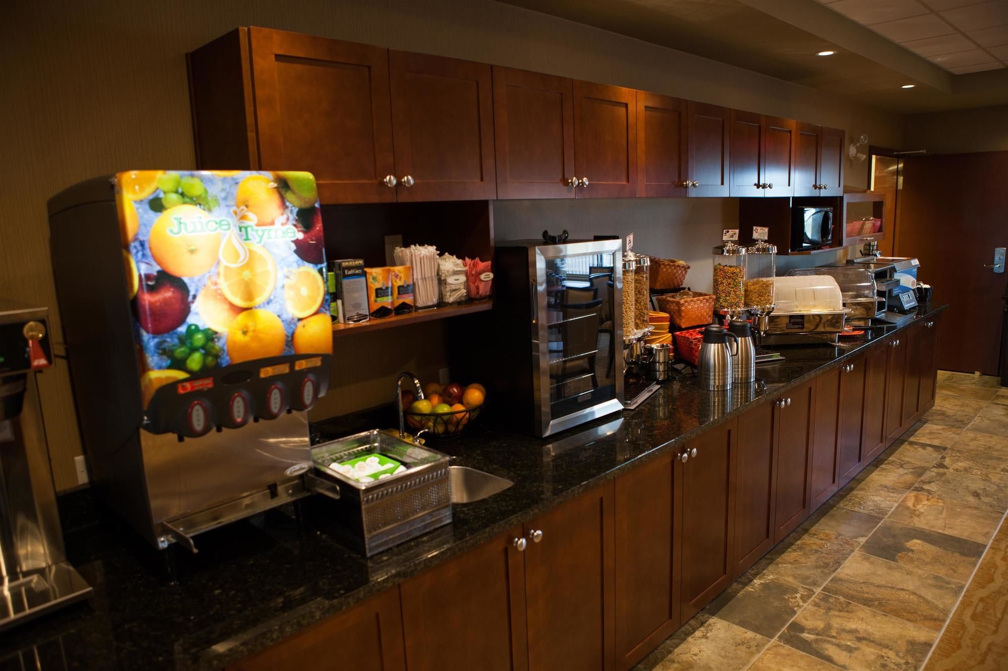 Фото Best Western Plus Service Inn & Suites