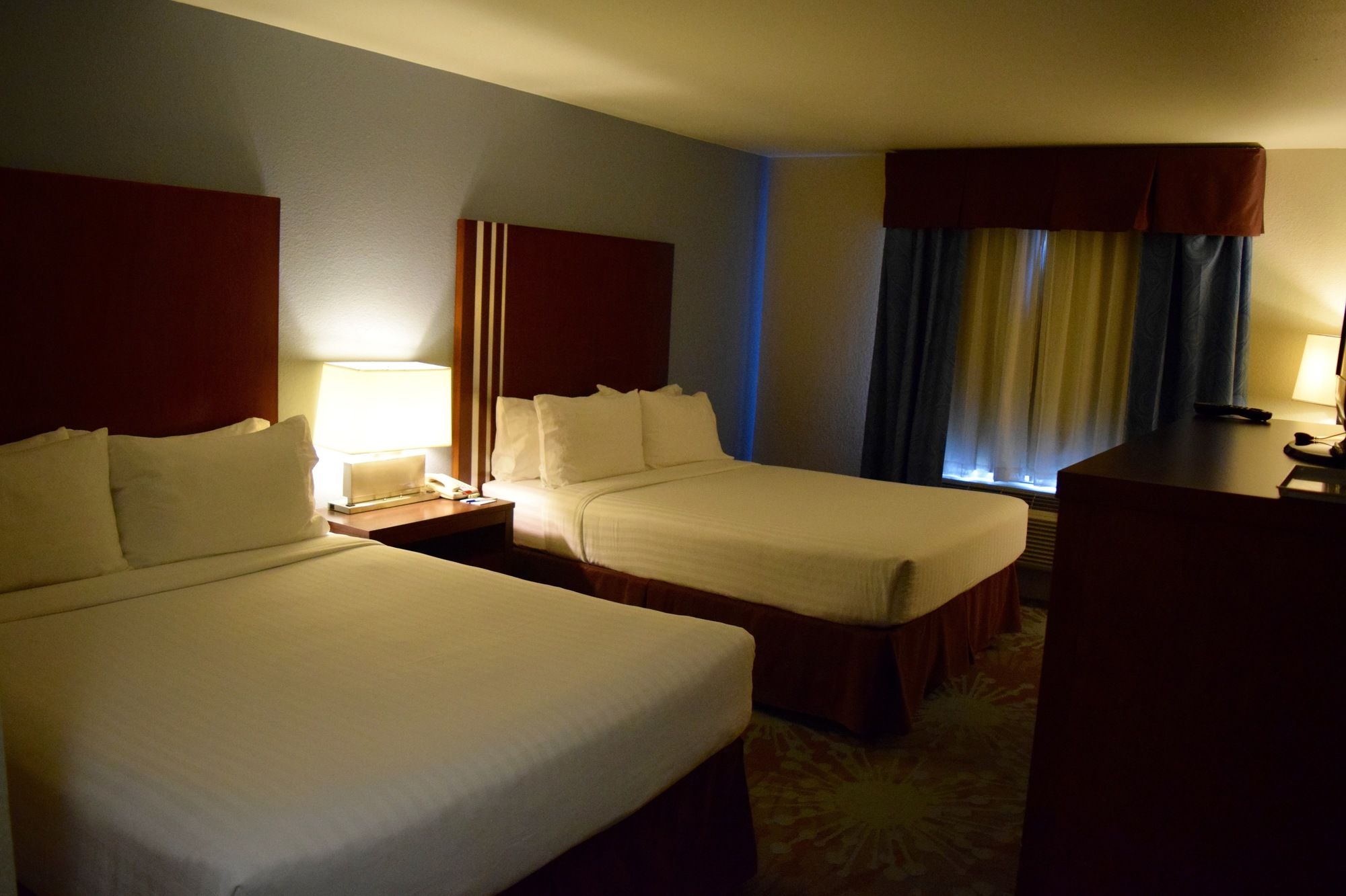 Фото Holiday Inn Express Hotel & Suites Near Seaworld, an Ihg Hotel