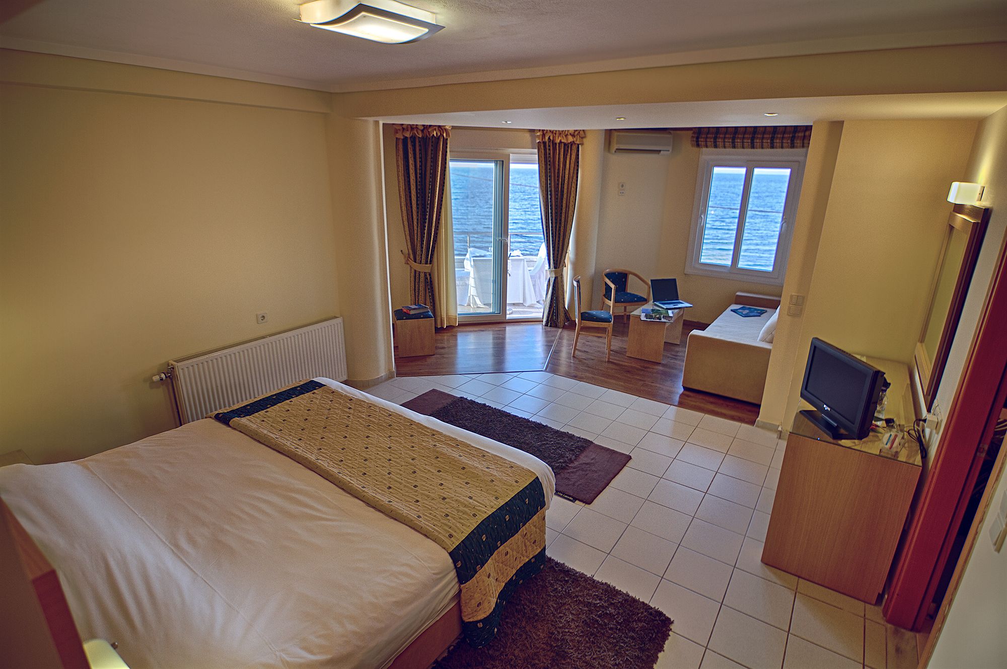 Фото Heliotrope Hotels