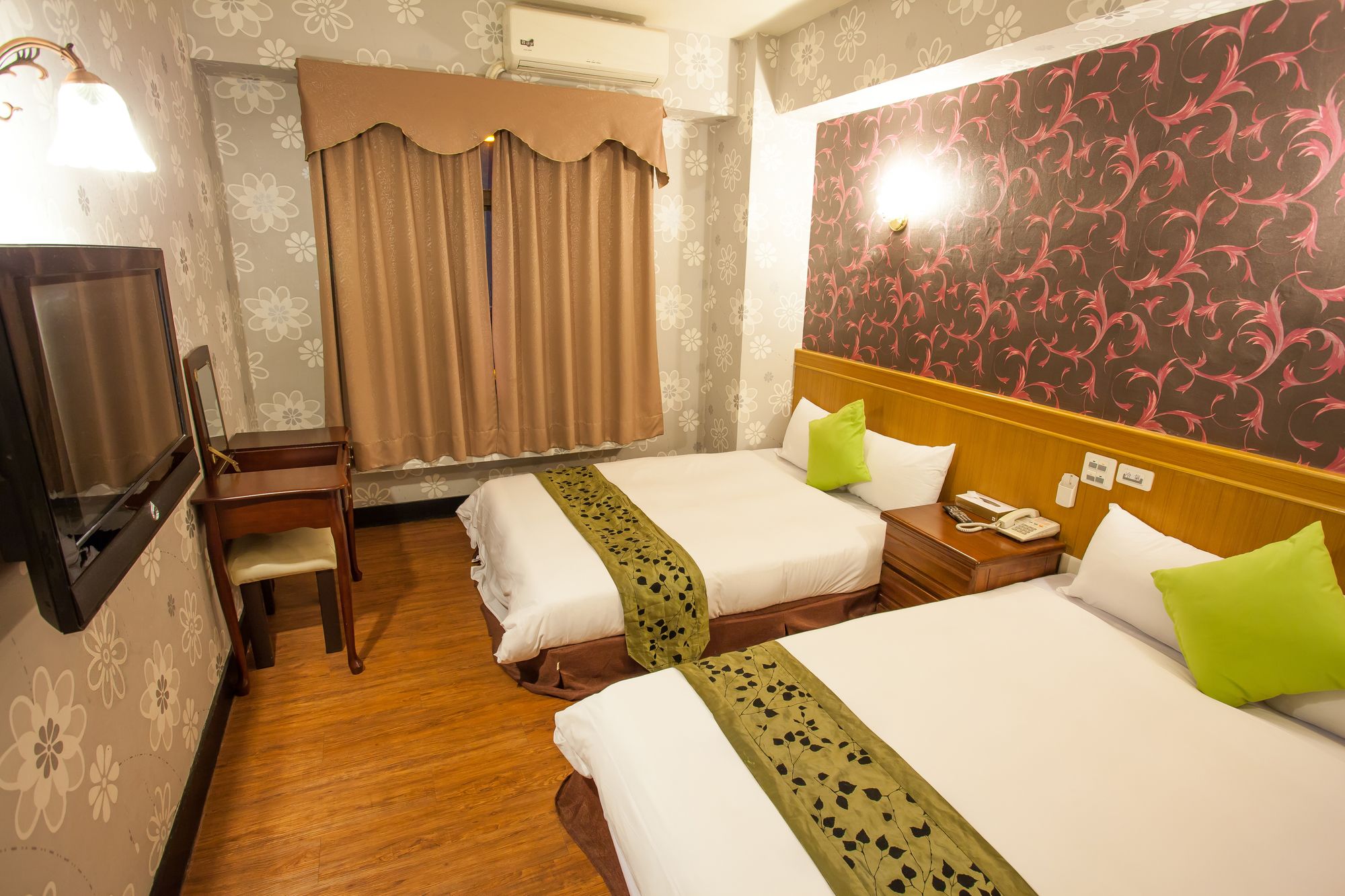 Фото Chiayi Crown Hotel