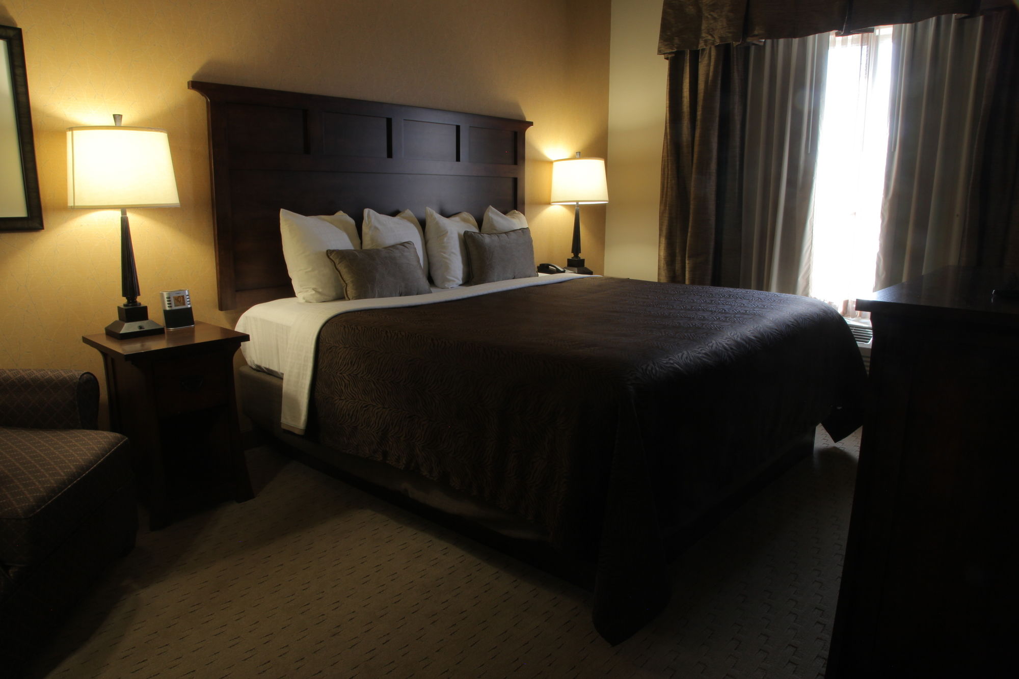 Фото Teddy's Residential Suites Watford City