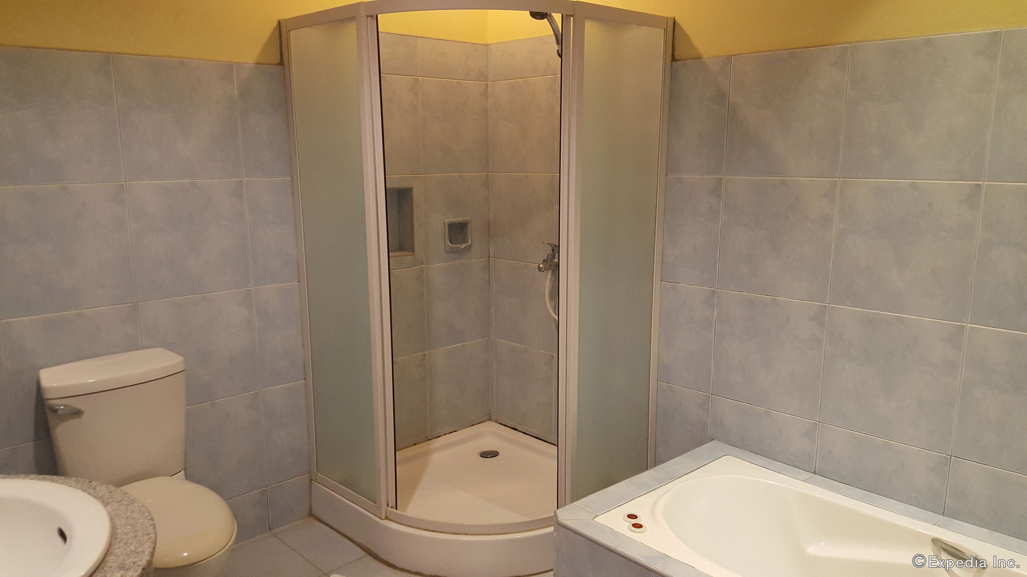 Фото Dumaguete Royal Suite Inn