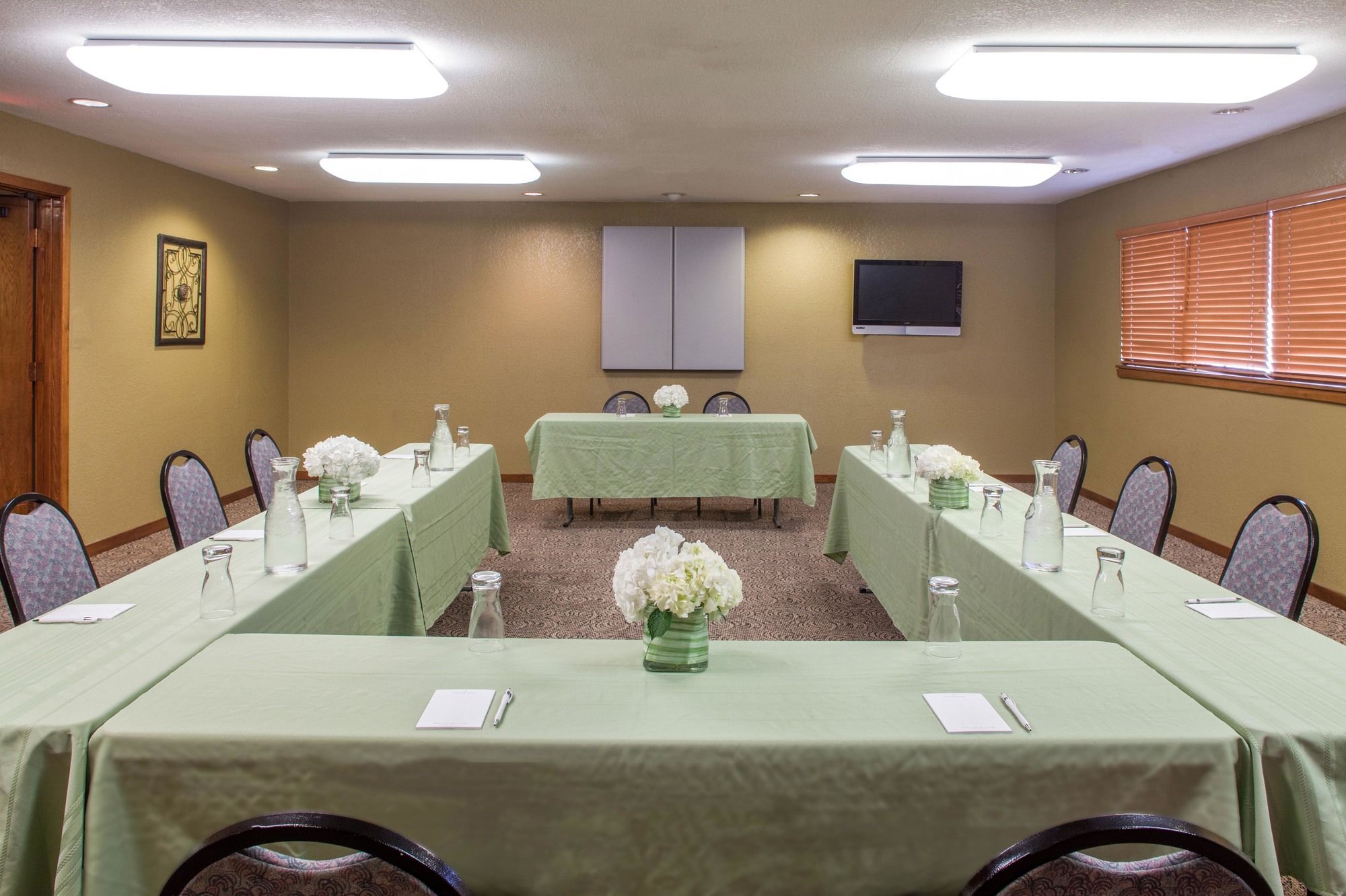 Фото Cloverleaf Suites Kansas City - Overland Park