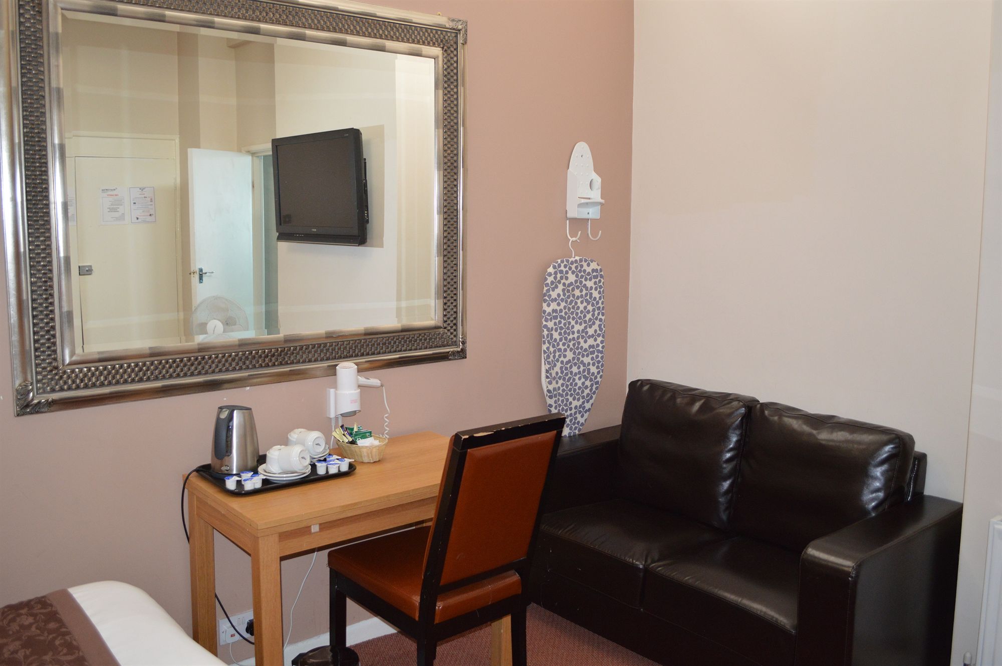 Фото Oyo Kingsley Hotel