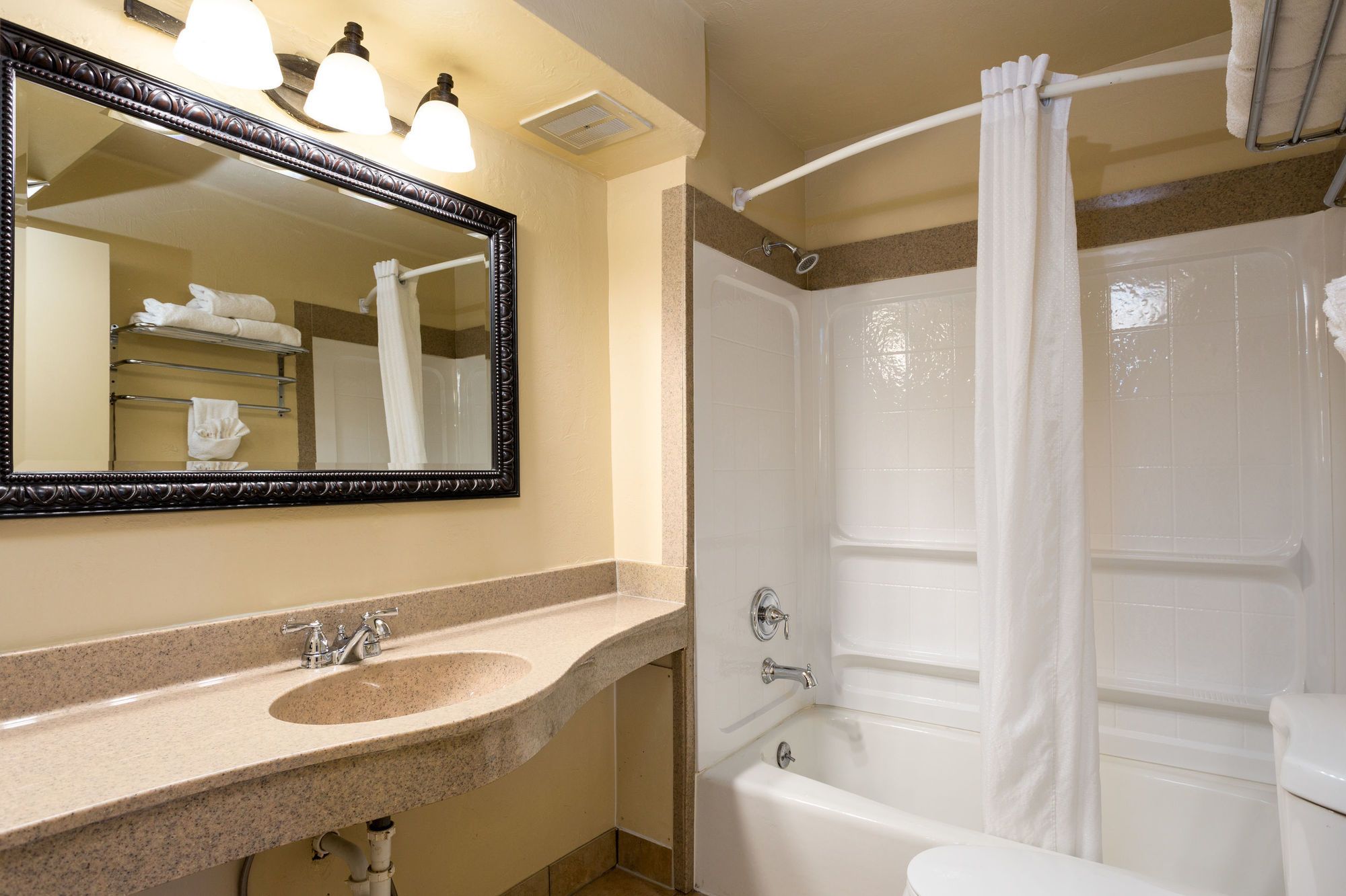 Фото Econo Lodge Inn & Suites Durango