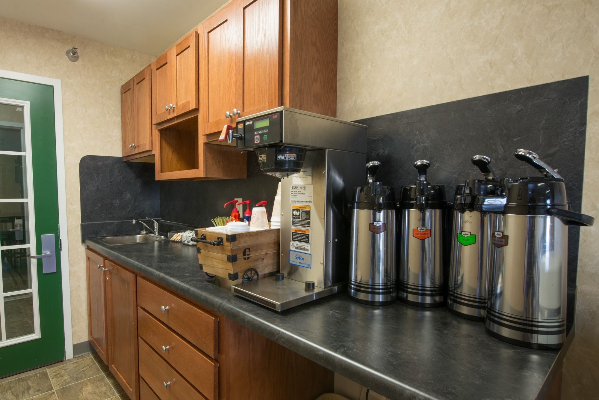 Фото Red Roof Inn & Suites Dickinson