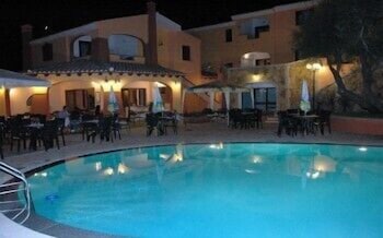 Фото Albergo Residenziale Li Troni