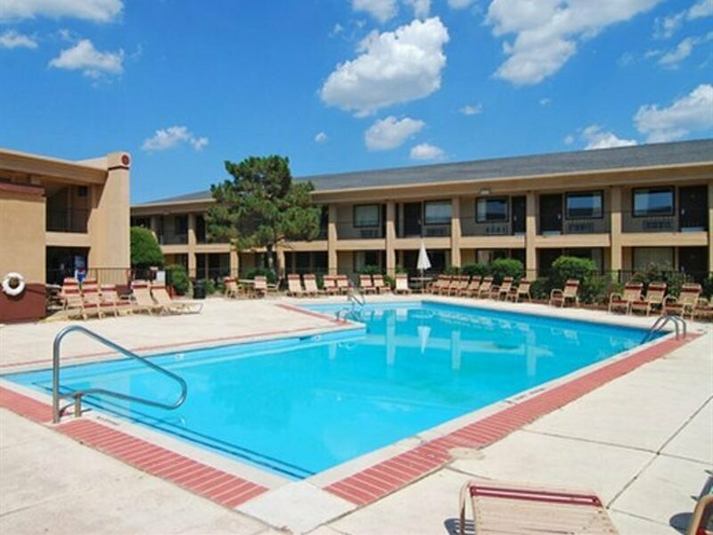 Гостиница Red Roof Inn & Suites Oklahoma City Southwest в Оклахома-Сити