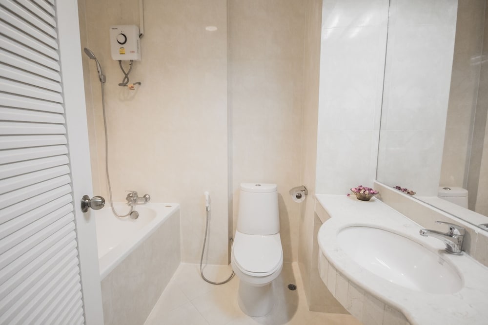 Фото Romance Hotel Srinakarin