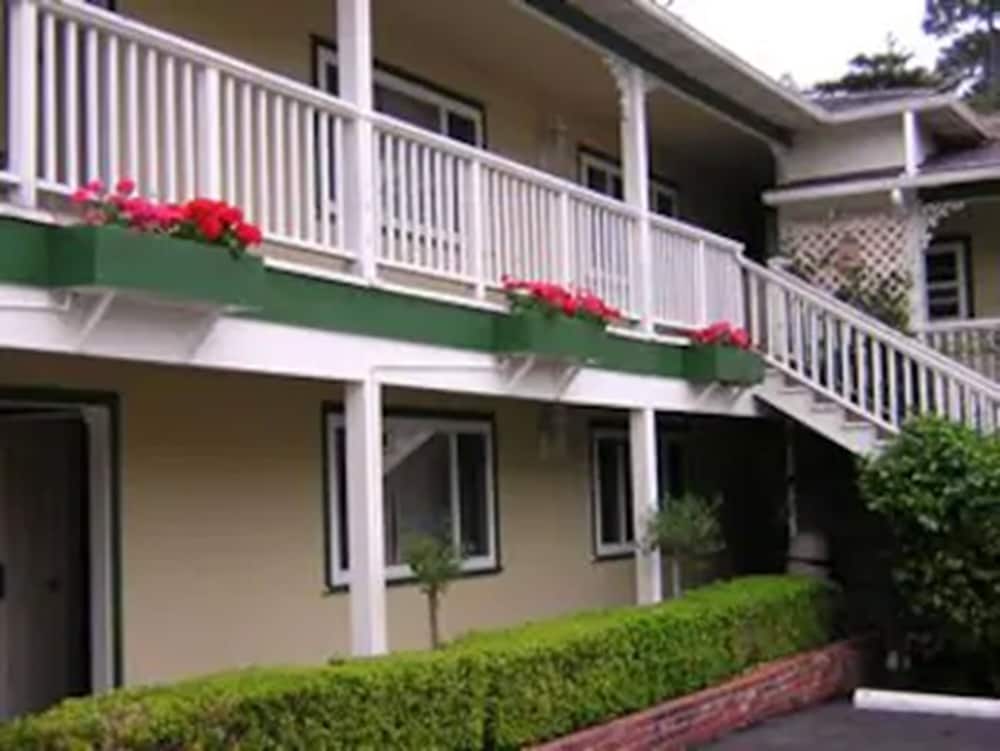 Фото Carmel Inn And Suites