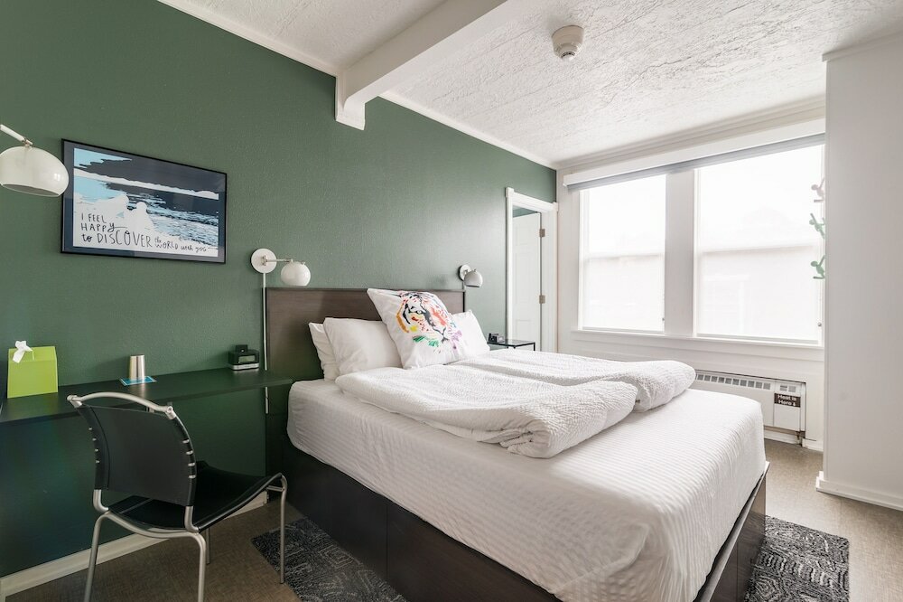 Фото Silverbow Inn Hotel & Suites