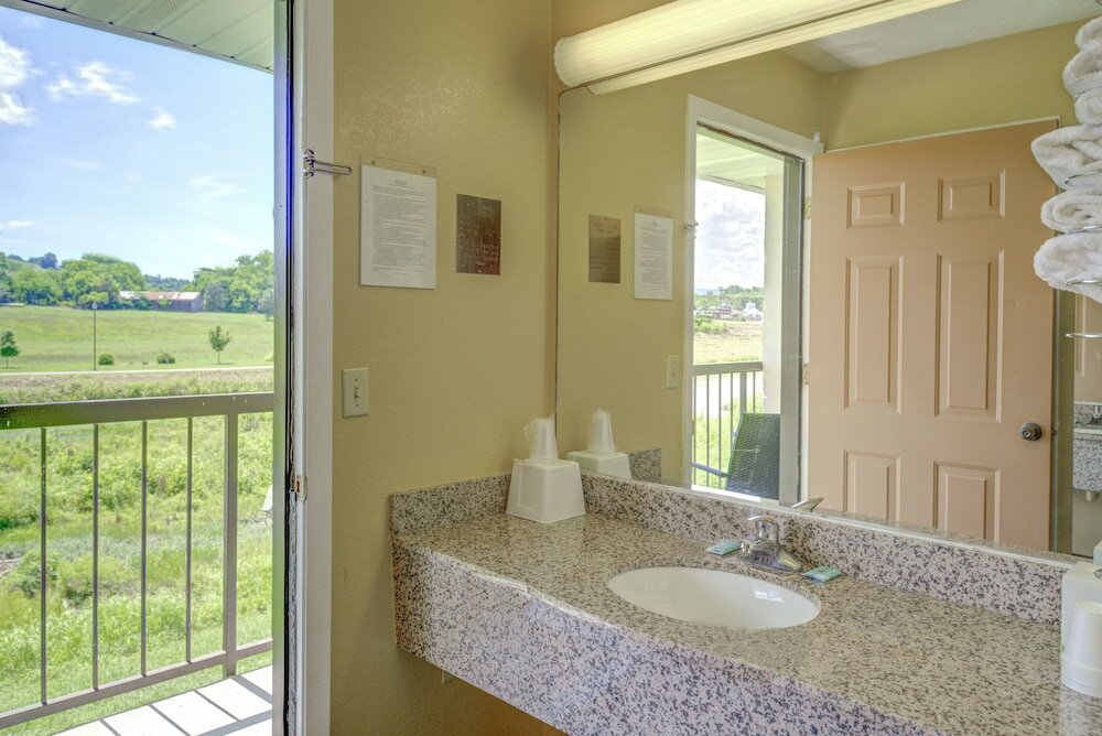 Фото Riverview Inn & Suites