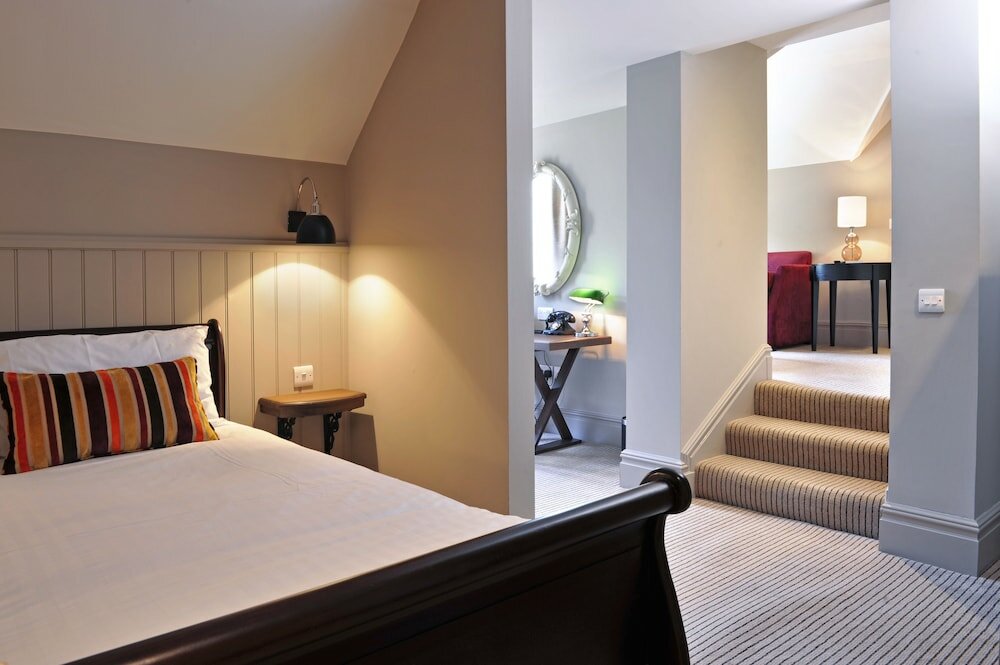 Фото The Crown Manor House Hotel