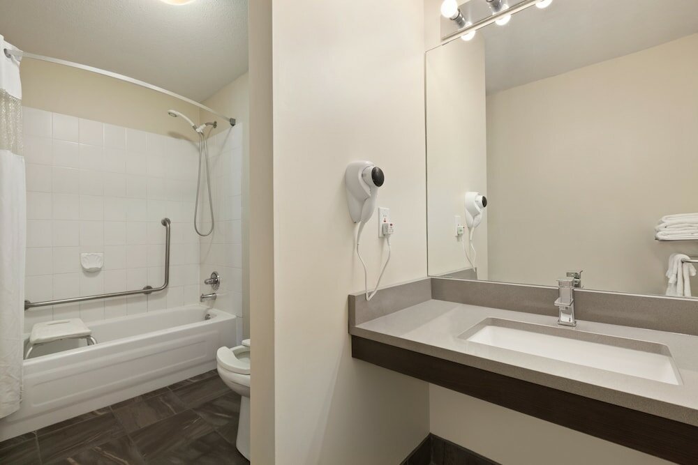 Фото Days Inn by Wyndham Kelowna