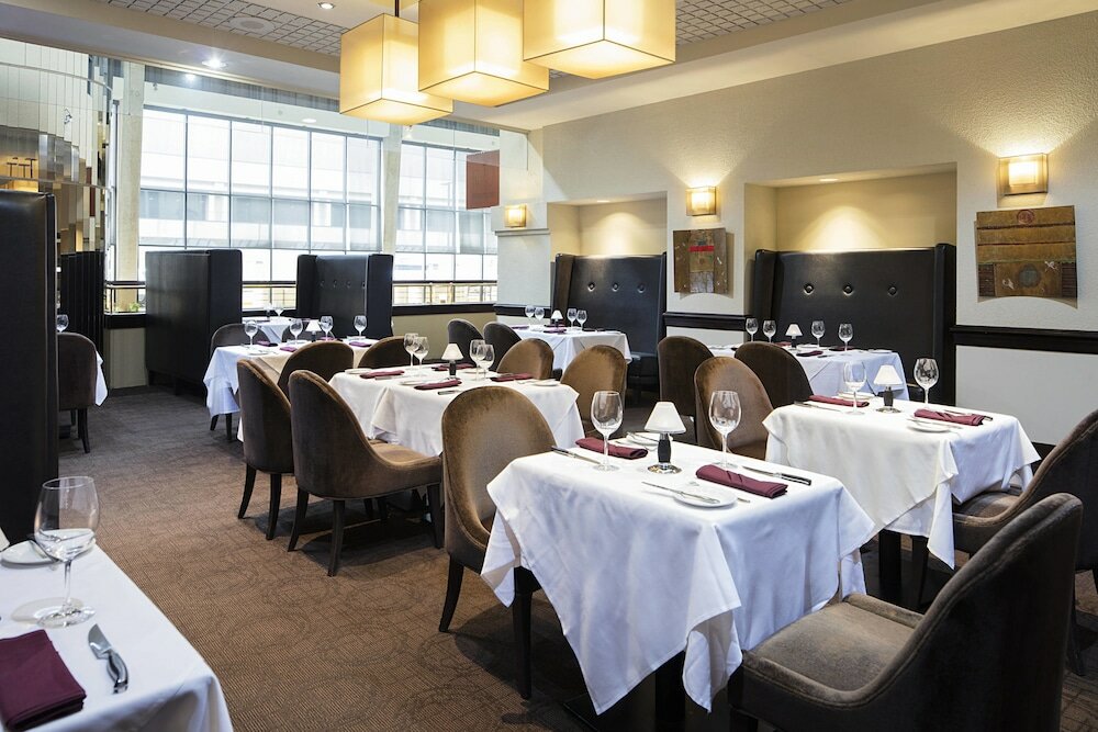 Фото Delta Hotels Calgary Airport In Terminal