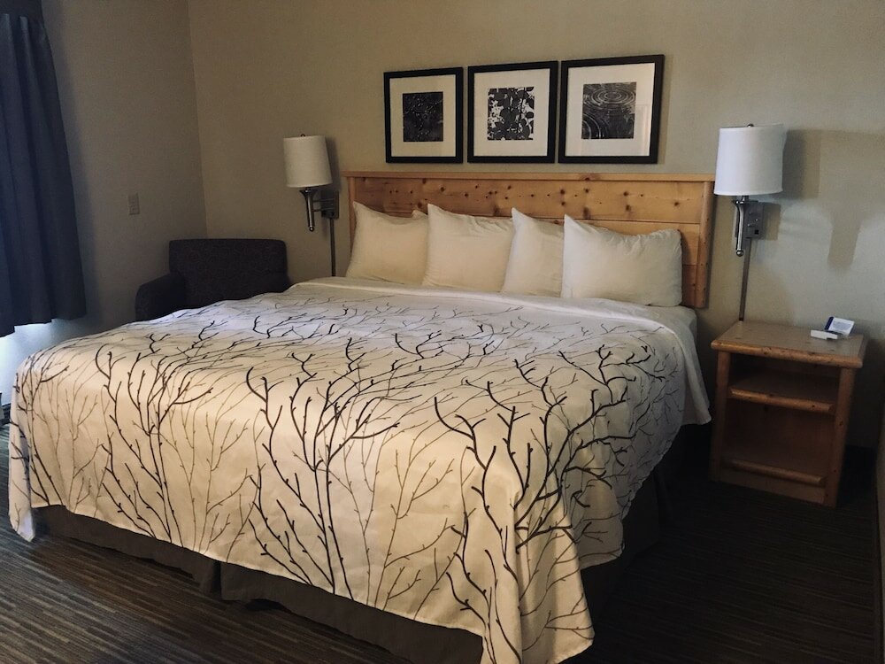 Фото Days Inn and Suites by Wyndham Downtown Missoula-University