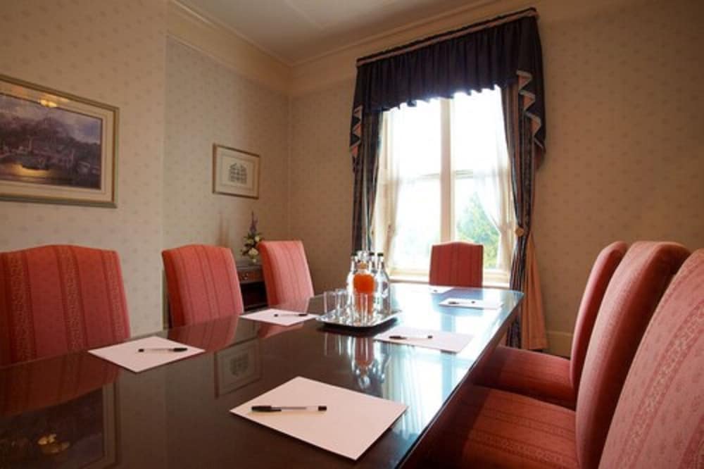 Фото Coulsdon Manor Hotel and Golf Club