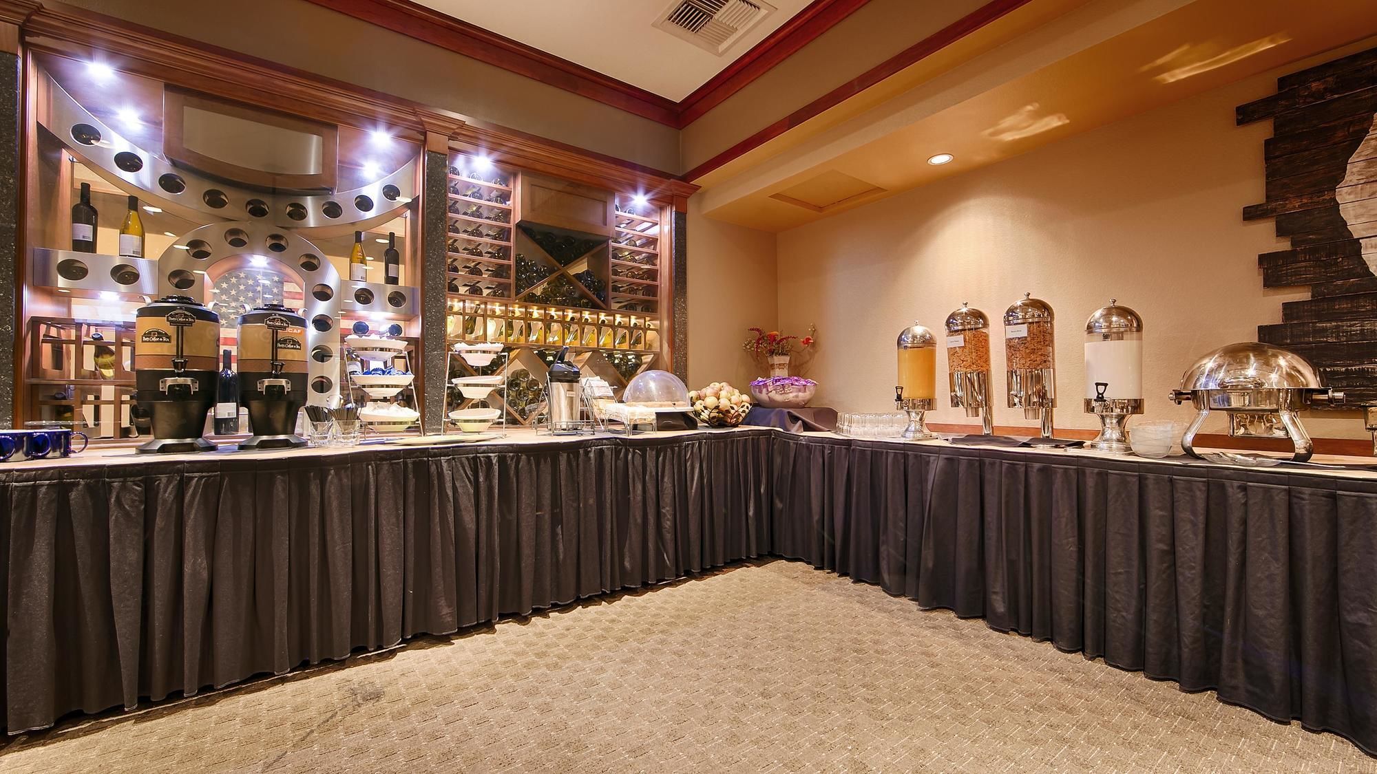 Фото Best Western Plus Hilltop Inn