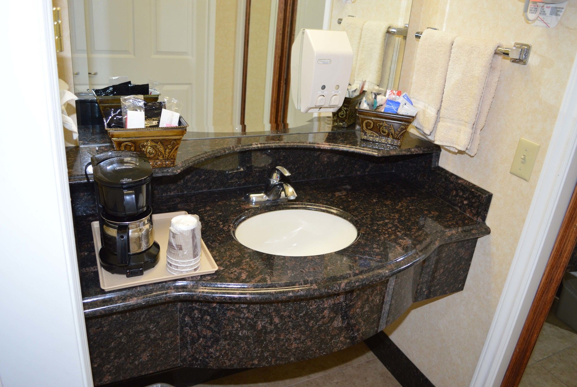 Фото Dynasty Suites Redlands