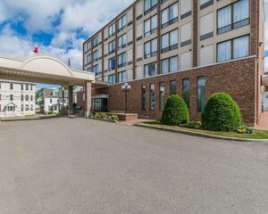 Гостиница Quality Inn & x26; Suites Downtown
