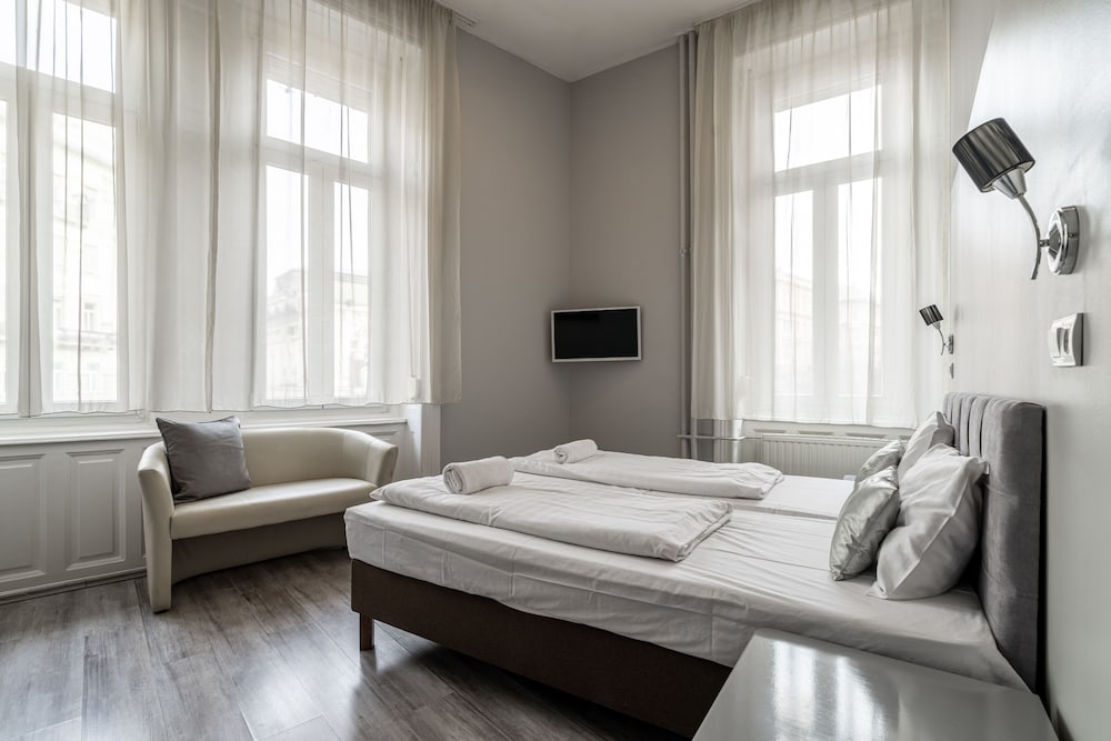 Фото Full Moon Budapest