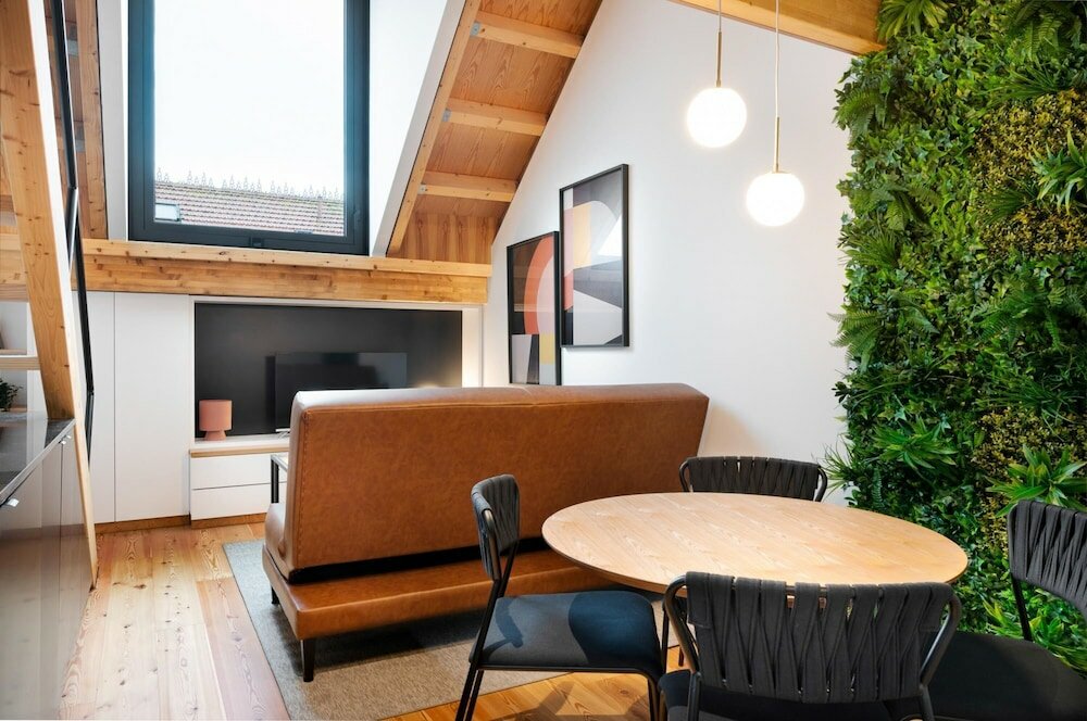 Фото Elegant Downtown Apartment