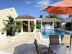 Гостиница The Colony Club Inn & Suites