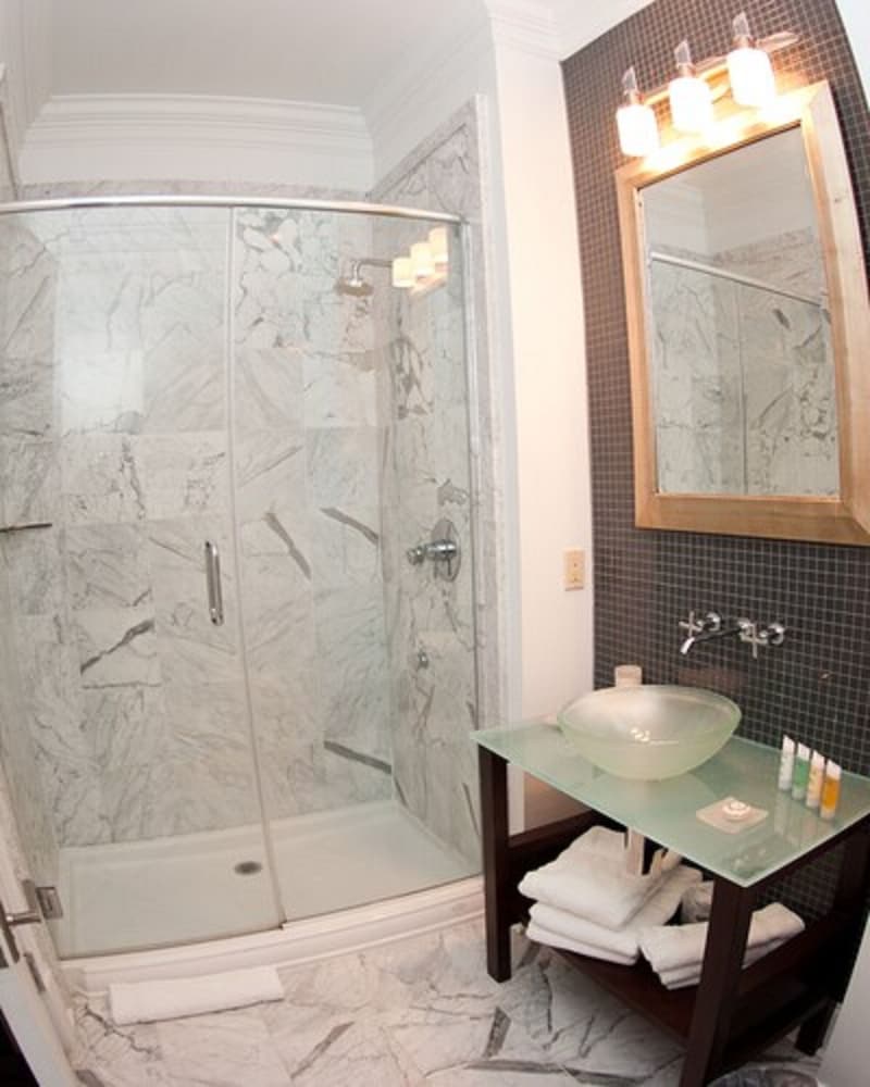 Фото Carriage House Hotel