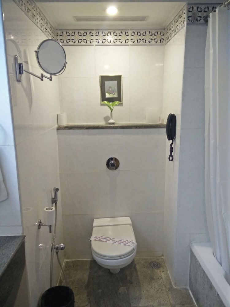 Фото Hotel Parisutham