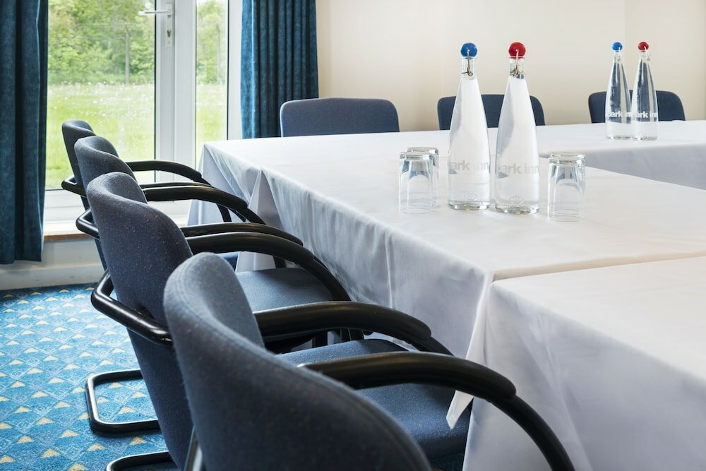 Фото Mercure Cardiff North Hotel