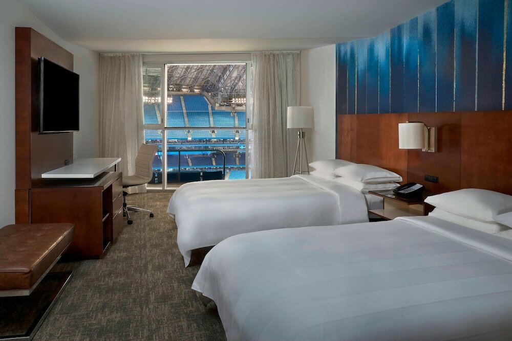 Фото Toronto Marriott City Centre Hotel
