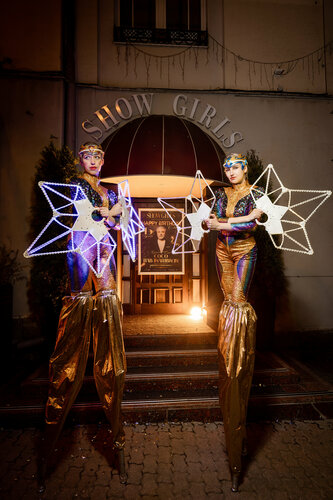 Қара және қызыл BDSM клубы